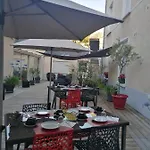 Logis - Le Charleston מלון