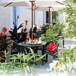 מלון Logis - Le Charleston 3*