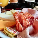 Logis - Le Charleston מלון 3*