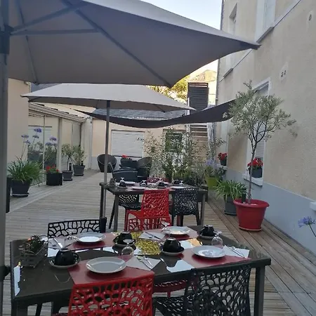 Logis - Le Charleston Hotel