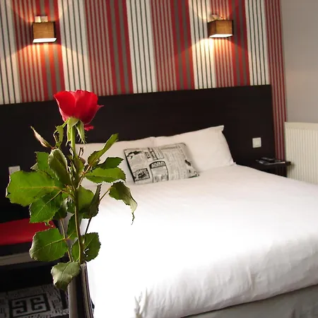 Hotel Logis - Le Charleston 3*