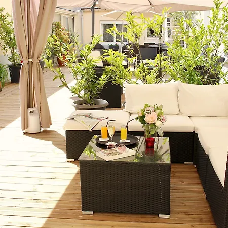 Logis - Le Charleston 3*