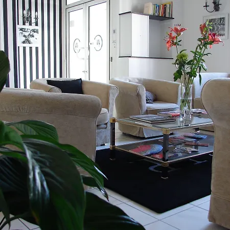 Hotel Logis - Le Charleston 3*