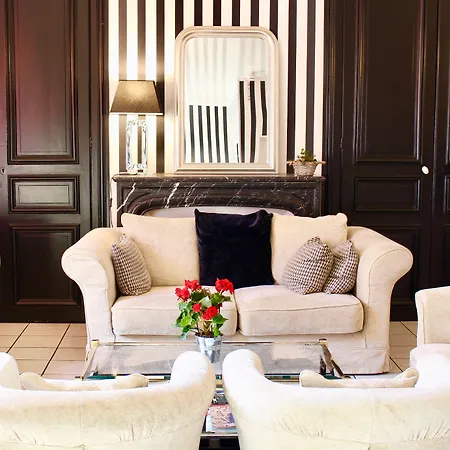 Logis - Le Charleston 3*