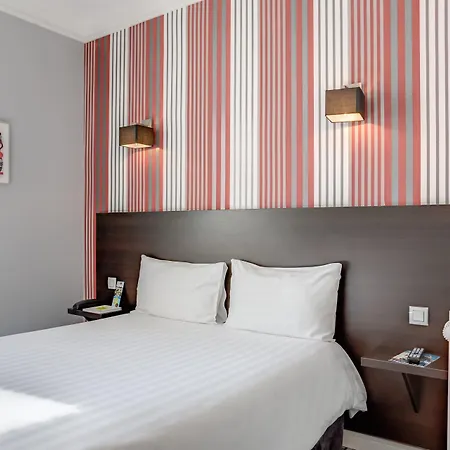 Hotel Logis - Le Charleston 3*