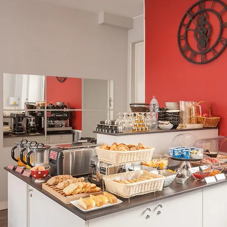 Logis - Le Charleston 3*