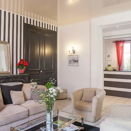 Logis - Le Charleston Hotel