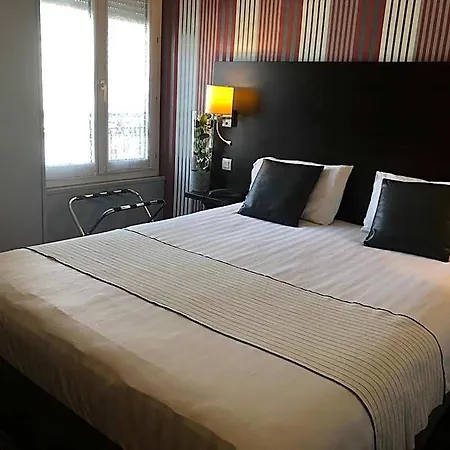 ホテル Logis - Le Charleston 3*