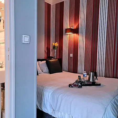 ホテル Logis - Le Charleston 3*