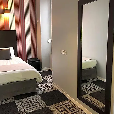 Logis - Le Charleston 3*