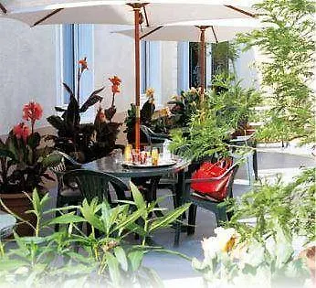 Hotel Logis - Le Charleston 3*