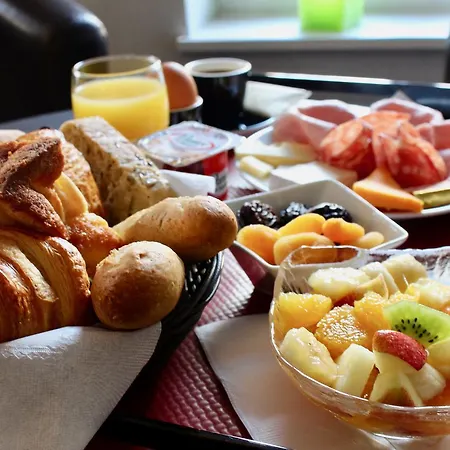 Logis - Le Charleston Hotel