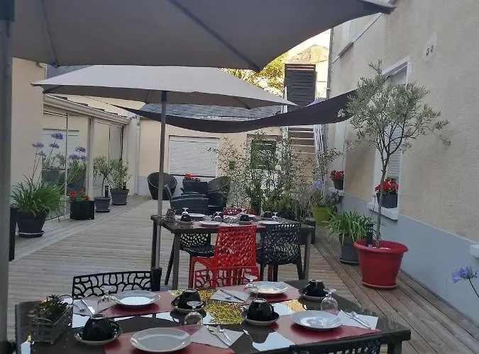 Logis - Le Charleston Hotel