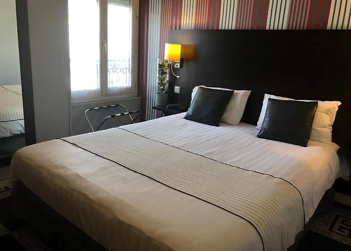 Hotel Logis - Le Charleston 3*