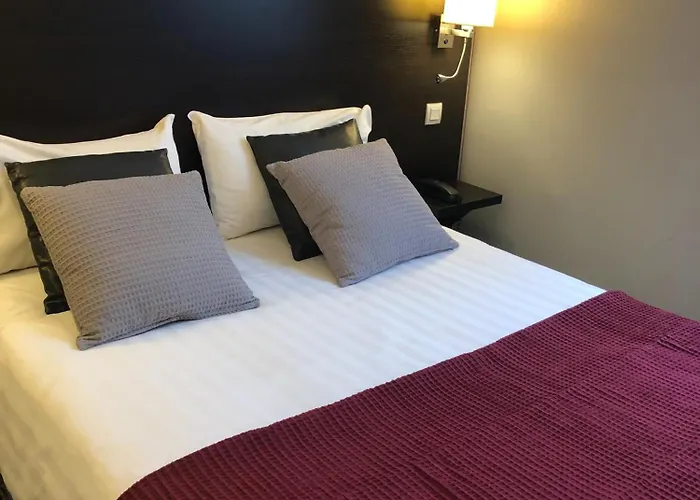 Logis - Le Charleston 3*