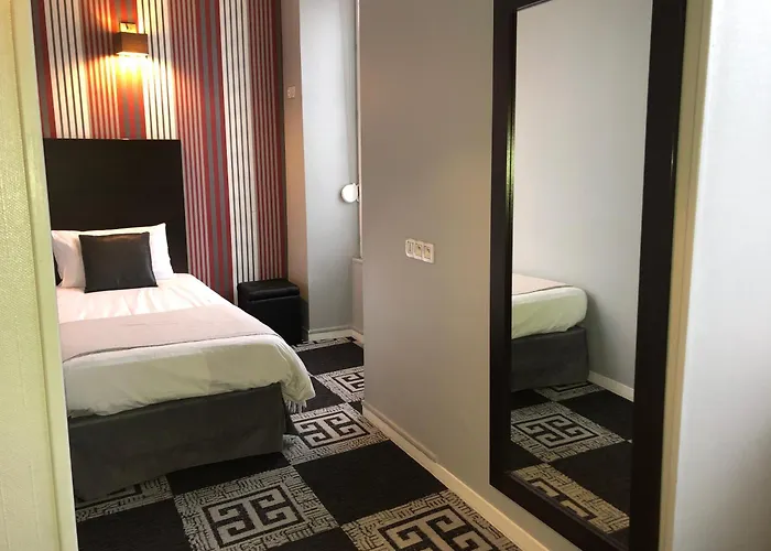 Logis - Le Charleston Hotel