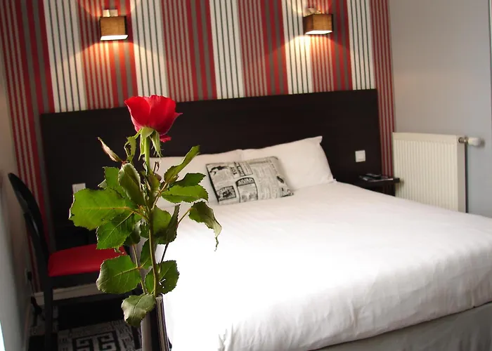 Hotel Logis - Le Charleston 3*