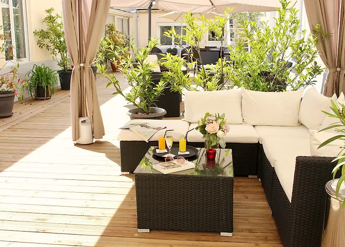 Logis - Le Charleston 3*