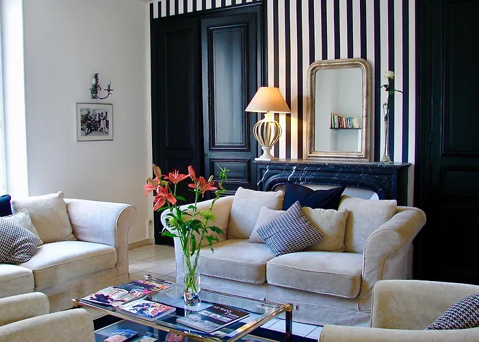 Logis - Le Charleston 3*