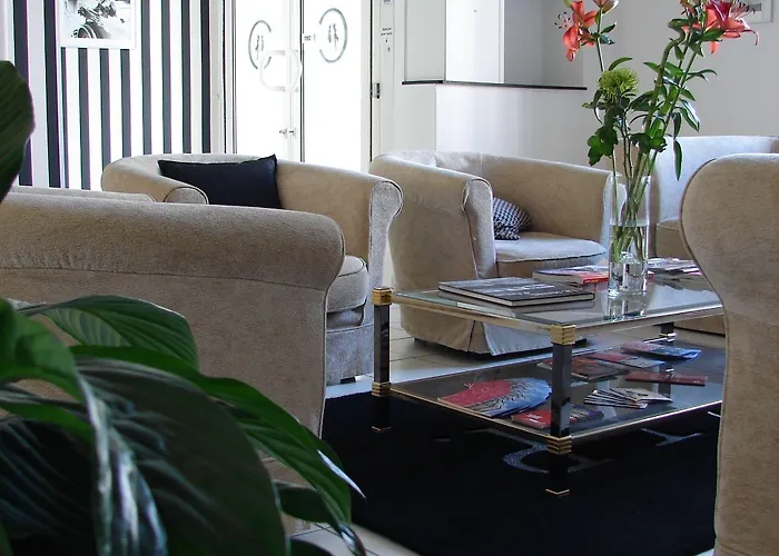 Hotel Logis - Le Charleston 3*