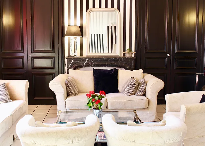 Logis - Le Charleston 3*