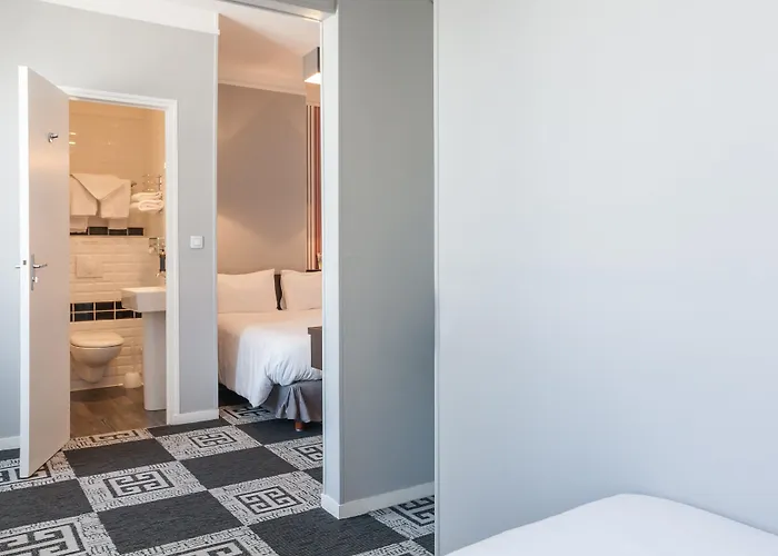 Logis - Le Charleston Hotel