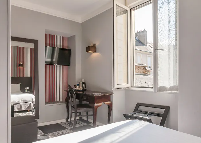 Logis - Le Charleston Hotel