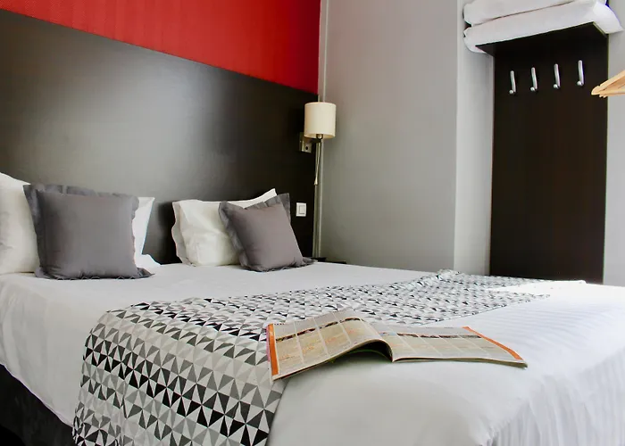 Hotel Logis - Le Charleston 3*