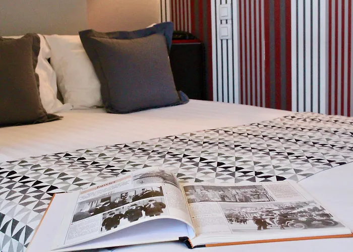 Logis - Le Charleston Hotel