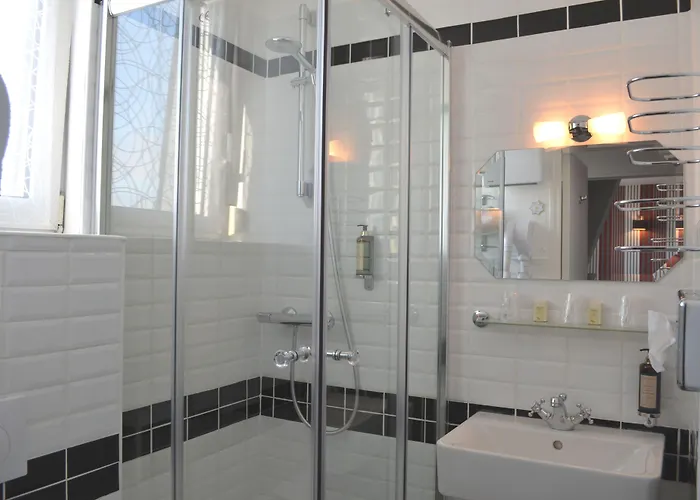 Hotel Logis - Le Charleston 3*