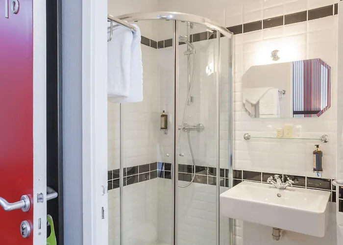 Hotel Logis - Le Charleston 3*