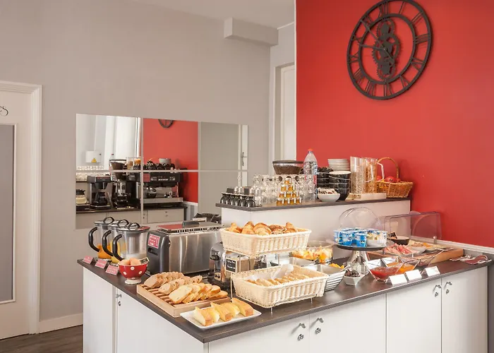 Logis - Le Charleston 3*