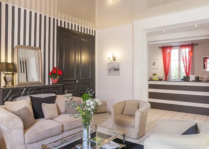 Logis - Le Charleston Hotel