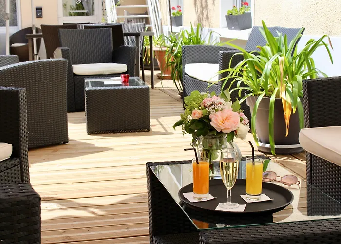 Hotel Logis - Le Charleston