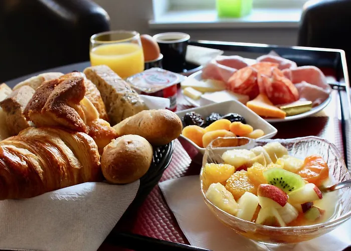 Logis - Le Charleston Hotel